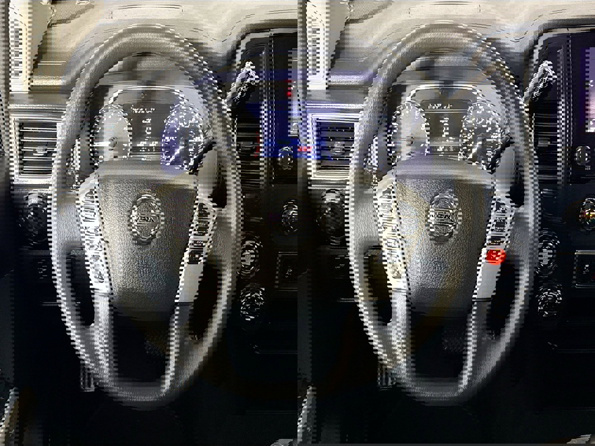 Used 2022 Nissan Titan SV image 20