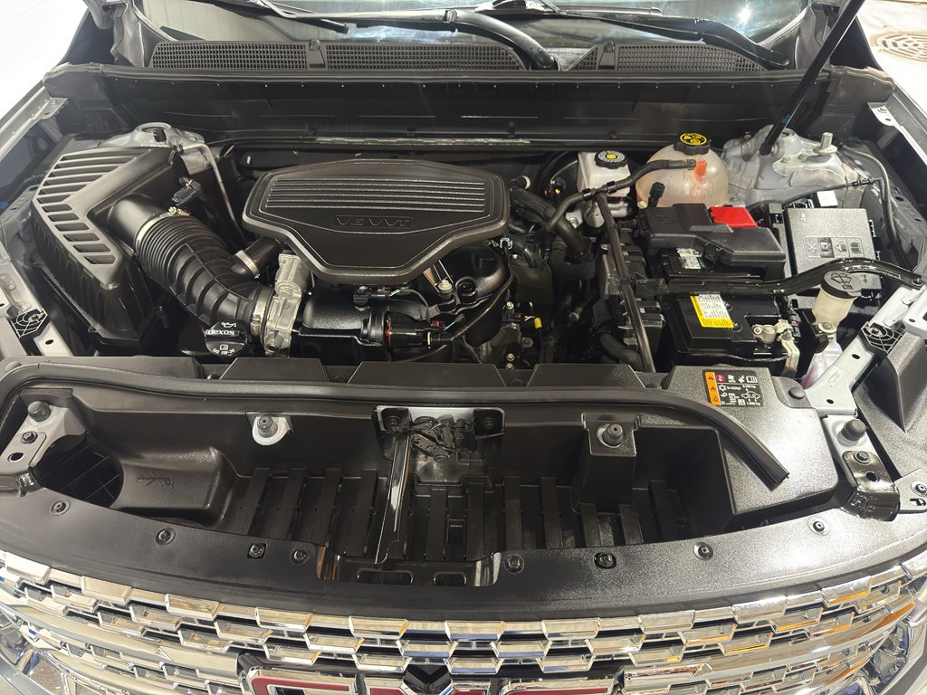 Used 2022 GMC Acadia Denali w/ GMC Pro Grade Package AWD/4WD image 41