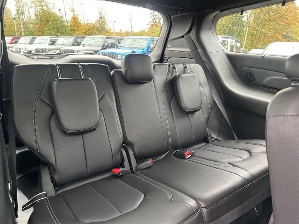 New 2025 Chrysler Pacifica Select w/ Uconnect Theater Family Group image 26