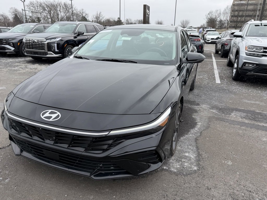 Used 2025 Hyundai Elantra Limited image 2