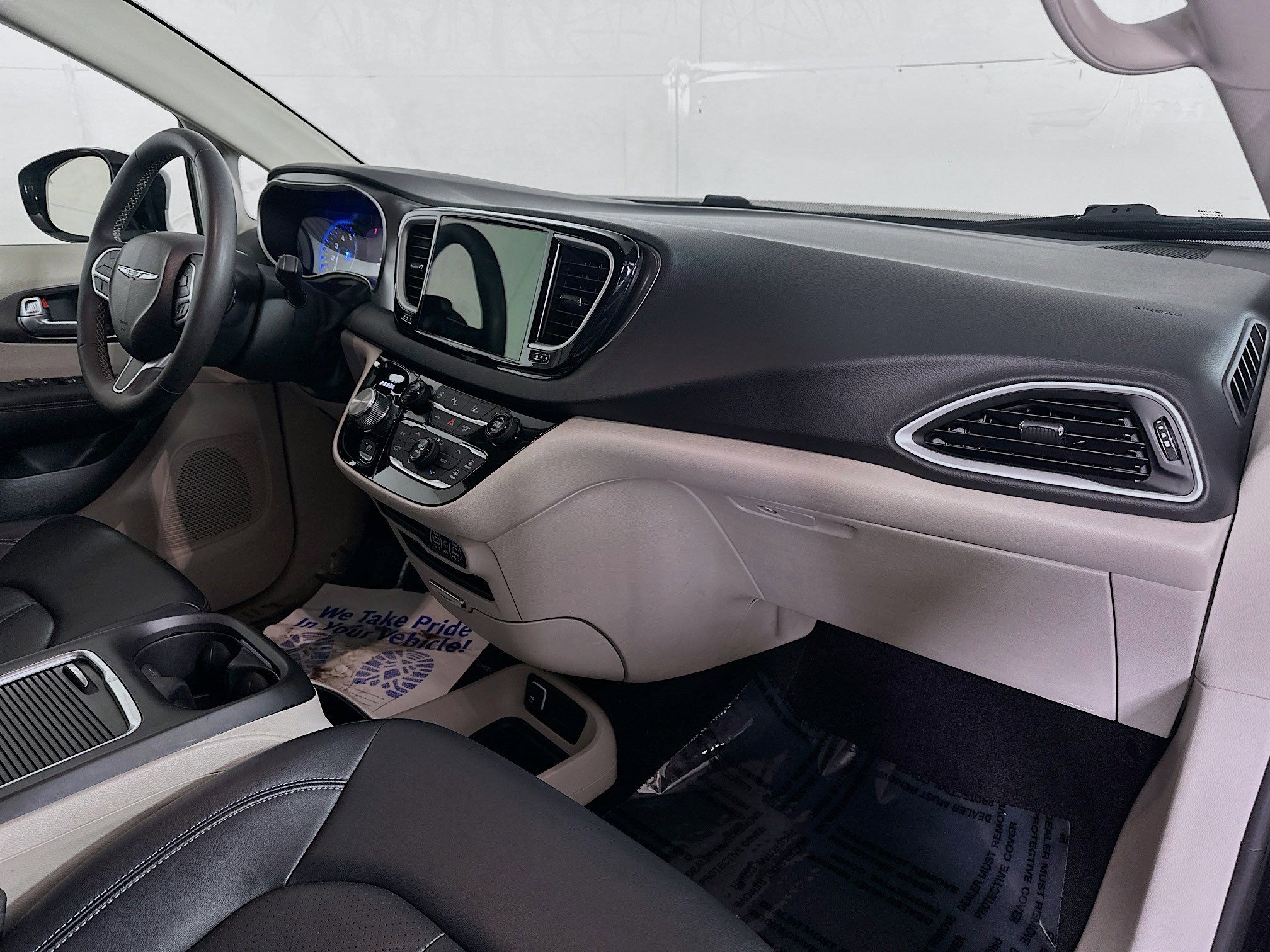 Used 2024 Chrysler Pacifica Touring-L FWD image 28