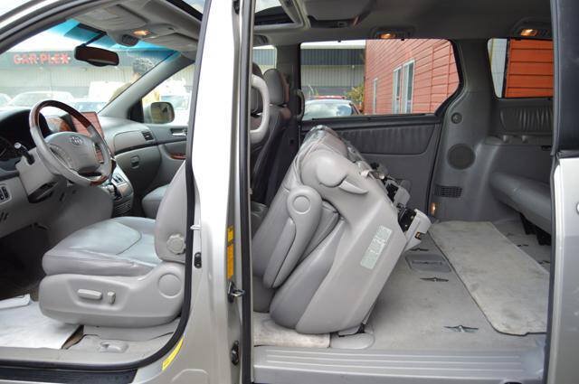 Used 2004 Toyota Sienna XLE Limited w/ Limited Pkg 5 FWD image 13