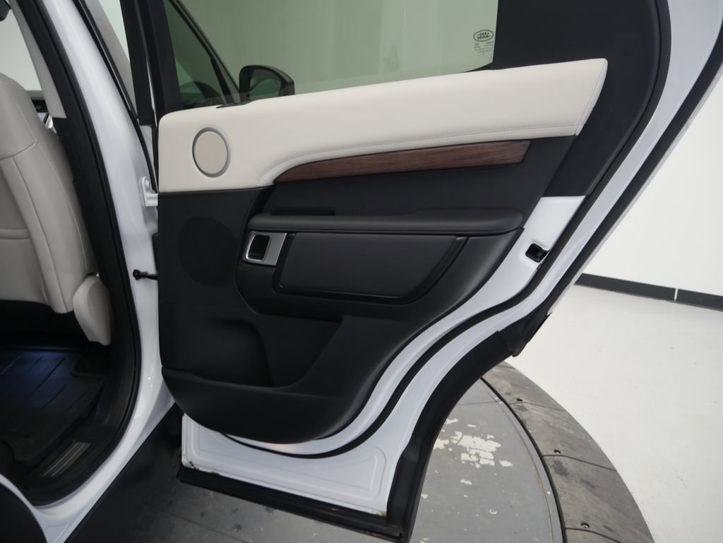 Used 2025 Land Rover Discovery Dynamic SE image 30