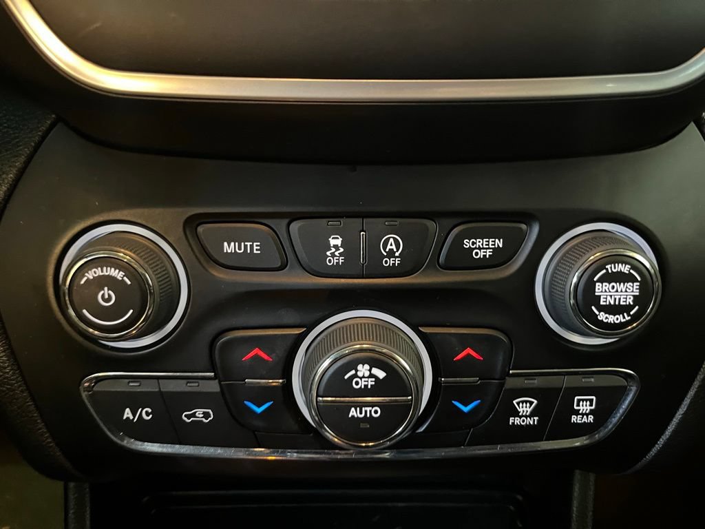Used 2022 Jeep Cherokee Latitude Lux AWD/4WD image 16