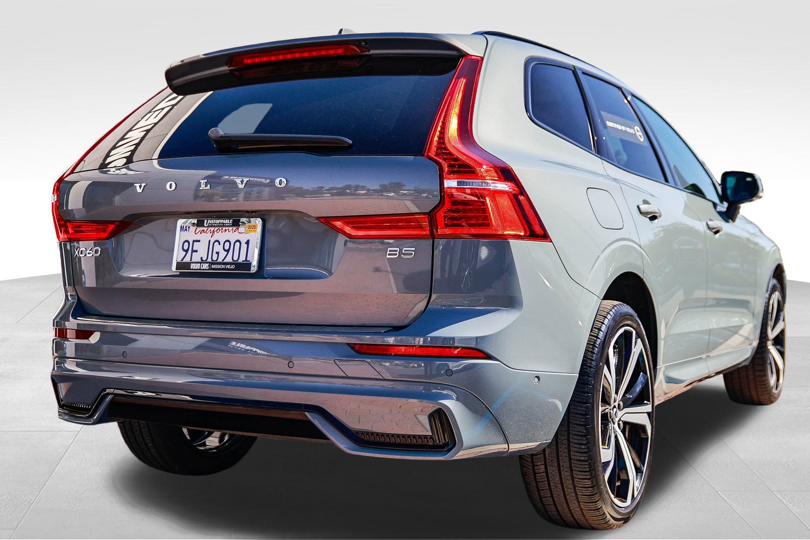 Used 2023 Volvo XC60 B5 Ultimate w/ Climate Package image 8