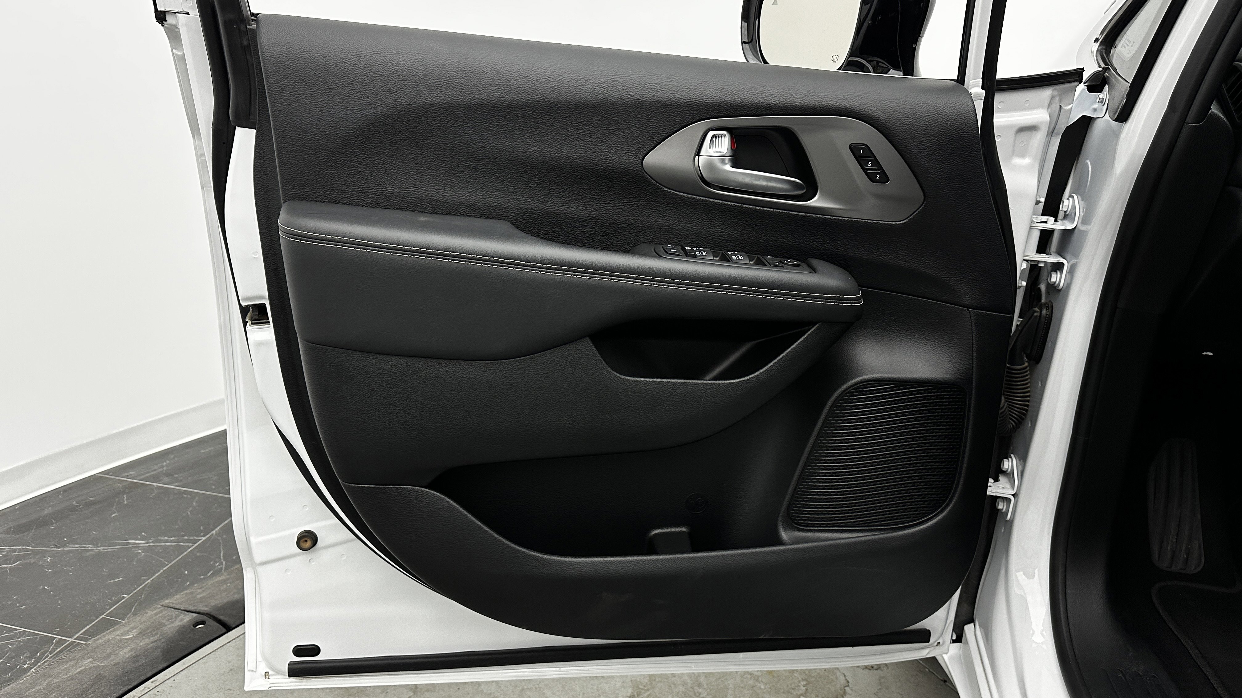 Used 2025 Chrysler Pacifica Select image 8