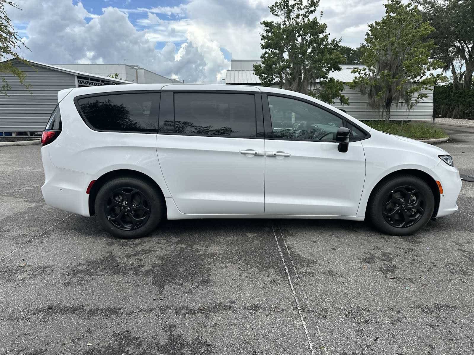 Used 2024 Chrysler Pacifica Limited FWD image 7