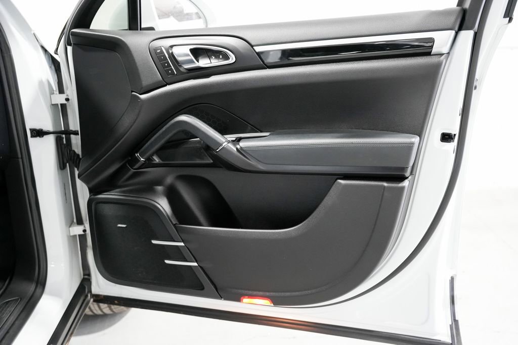 Used 2015 Porsche Cayenne S image 40