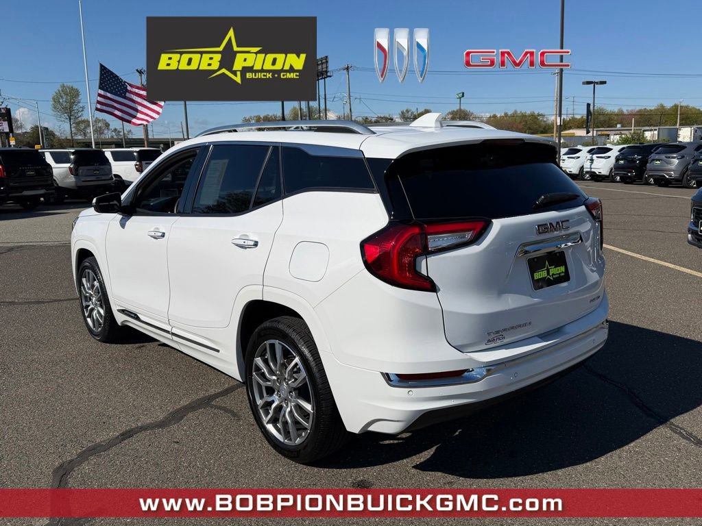 Used 2024 GMC Terrain Denali w/ Denali Premium Package AWD/4WD image 4