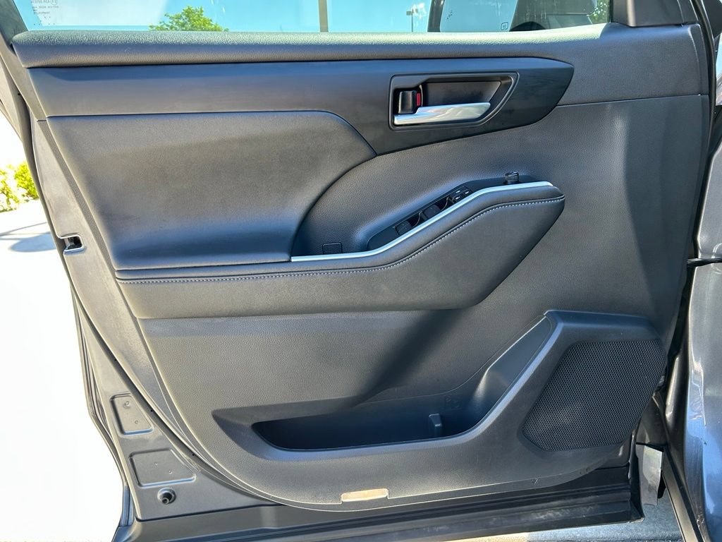 Used 2023 Toyota Highlander XLE FWD image 21