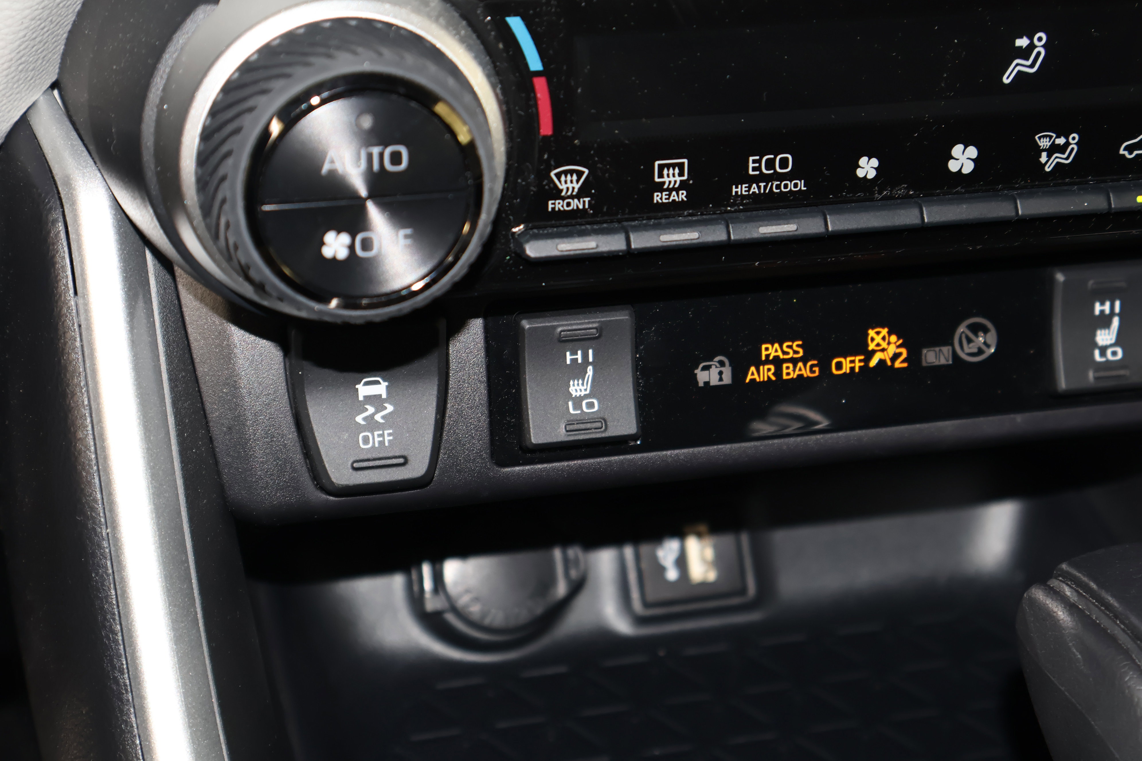Used 2025 Toyota RAV4 XLE w/ Convenience Package image 31