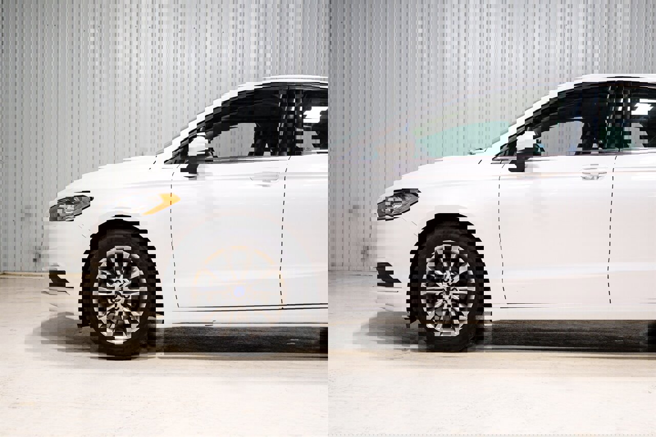 Used 2017 Ford Fusion SE w/ Fusion SE Technology Package image 3