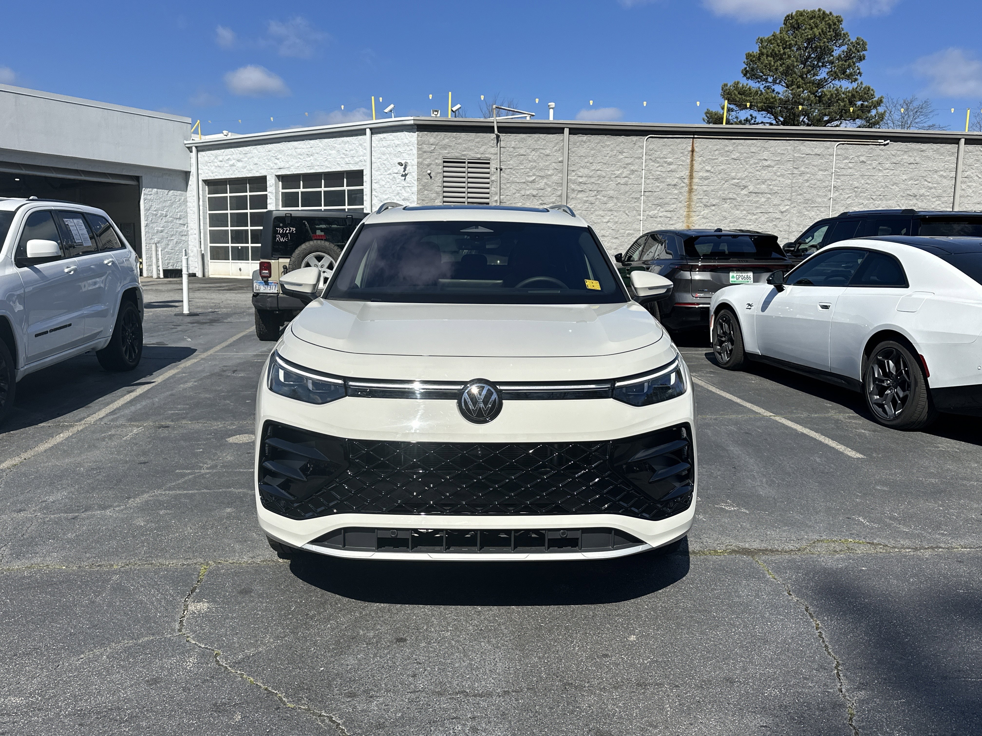 Used 2025 Volkswagen Tiguan SEL R-Line AWD/4WD image 4