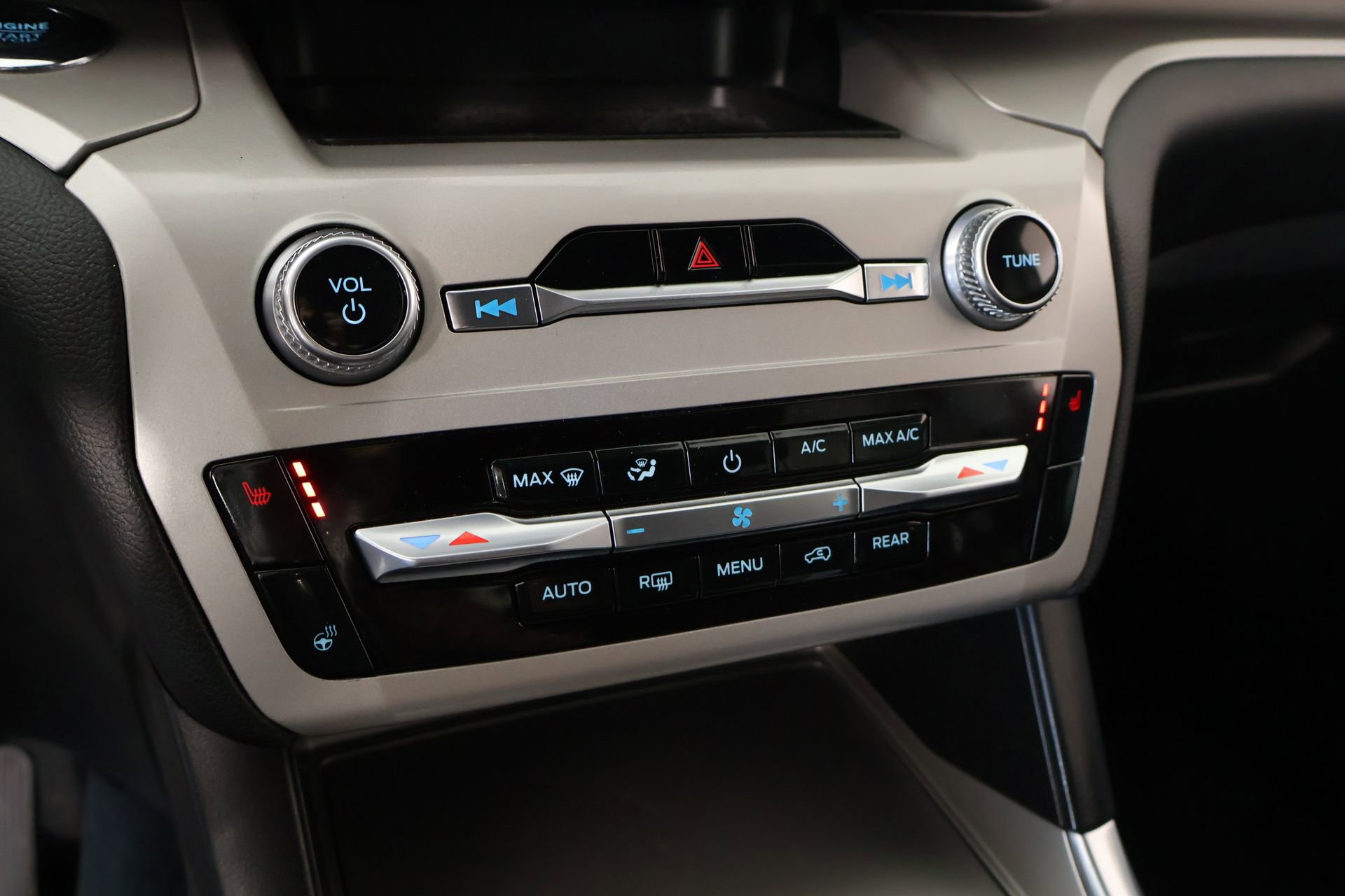 Used 2023 Ford Explorer XLT w/ Equipment Group 202A RWD image 8