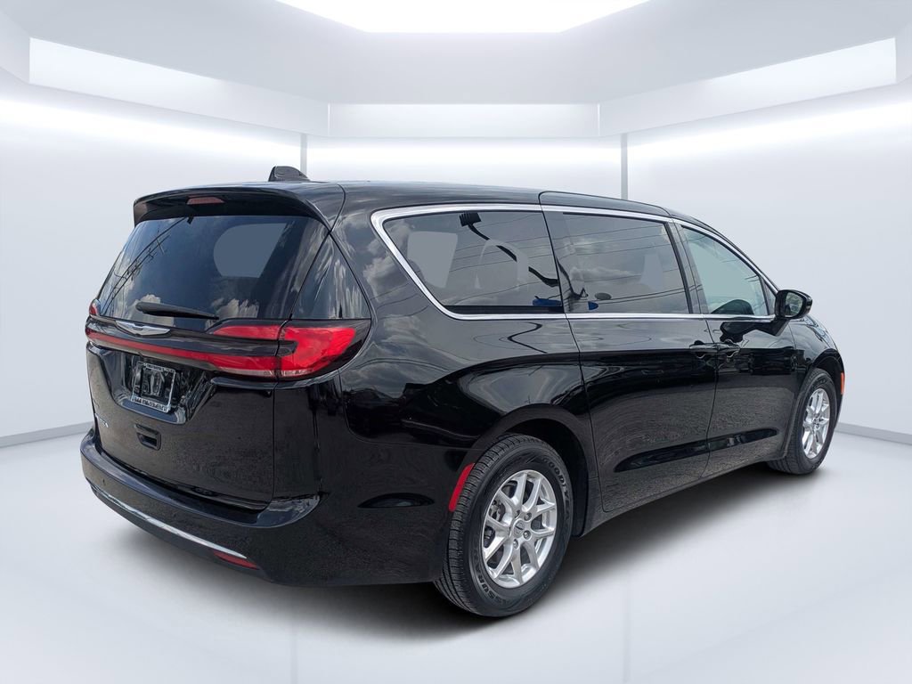 Used 2024 Chrysler Pacifica Touring-L FWD image 3