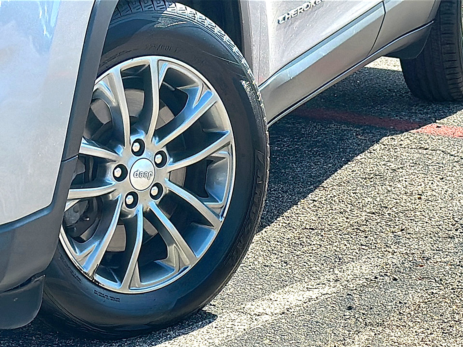 Used 2020 Jeep Cherokee Latitude Plus FWD image 3