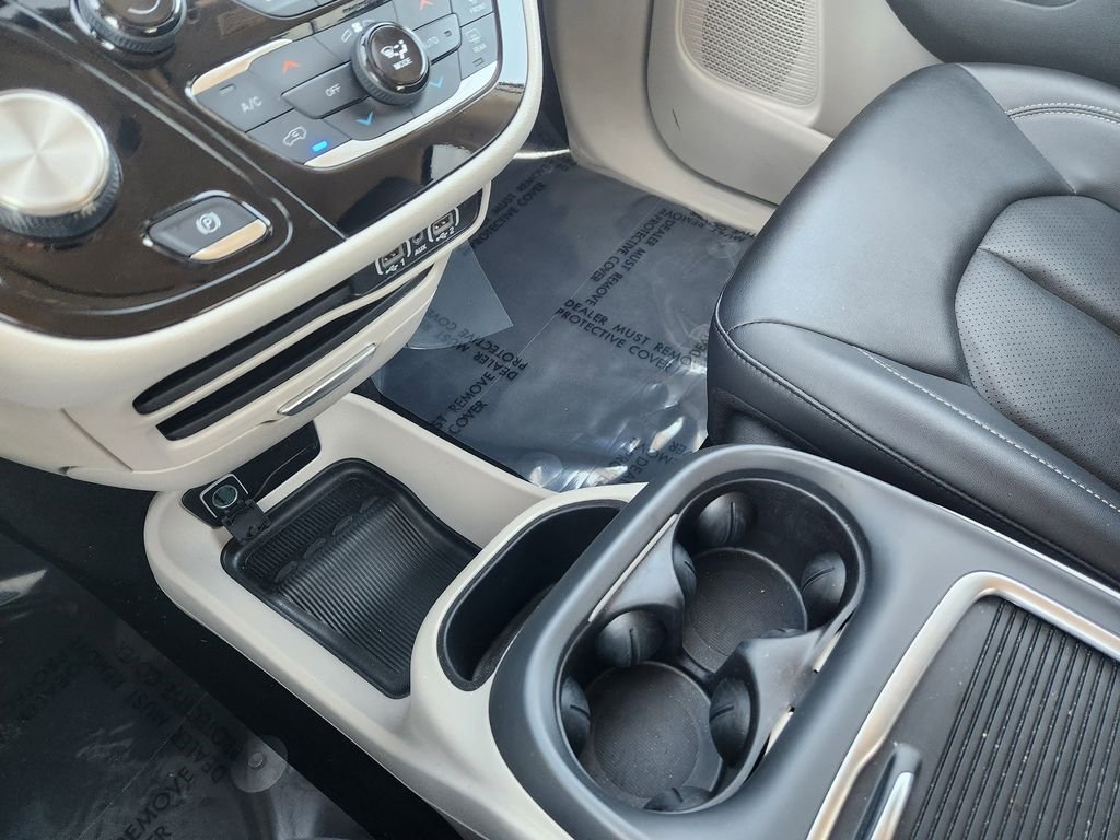 Used 2024 Chrysler Pacifica Touring-L image 20
