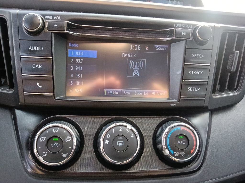 Used 2018 Toyota RAV4 LE FWD image 21