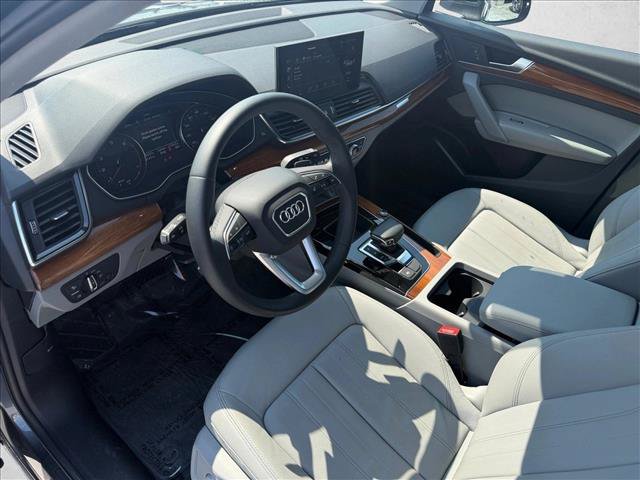 Used 2023 Audi Q5 2.0T Premium w/ Convenience Package AWD/4WD image 10