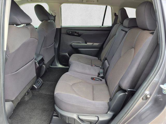 Used 2024 Toyota Highlander LE AWD/4WD image 17