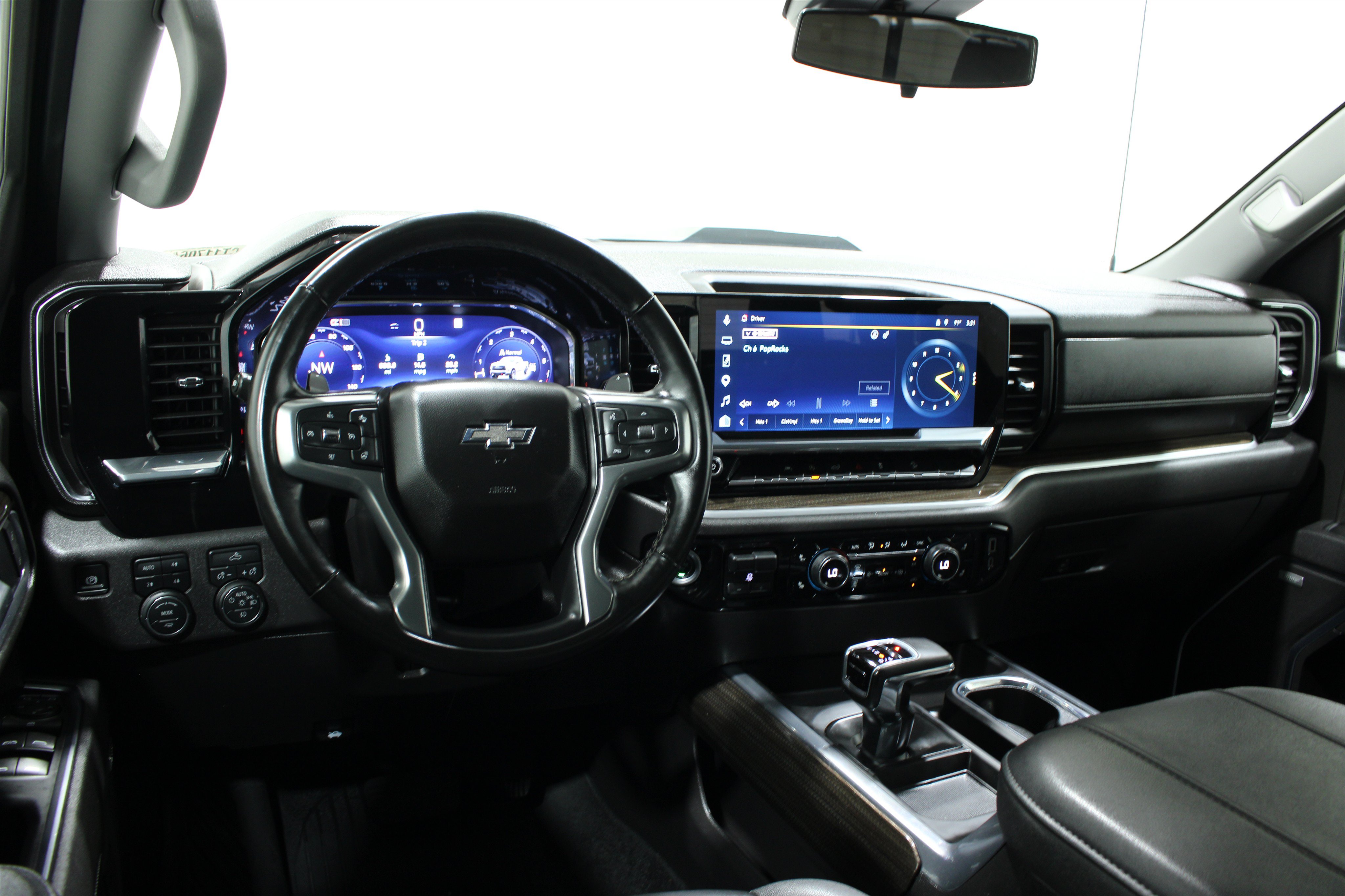 Used 2025 Chevrolet Silverado 1500 LT Trail Boss w/ Convenience Package II AWD/4WD image 2
