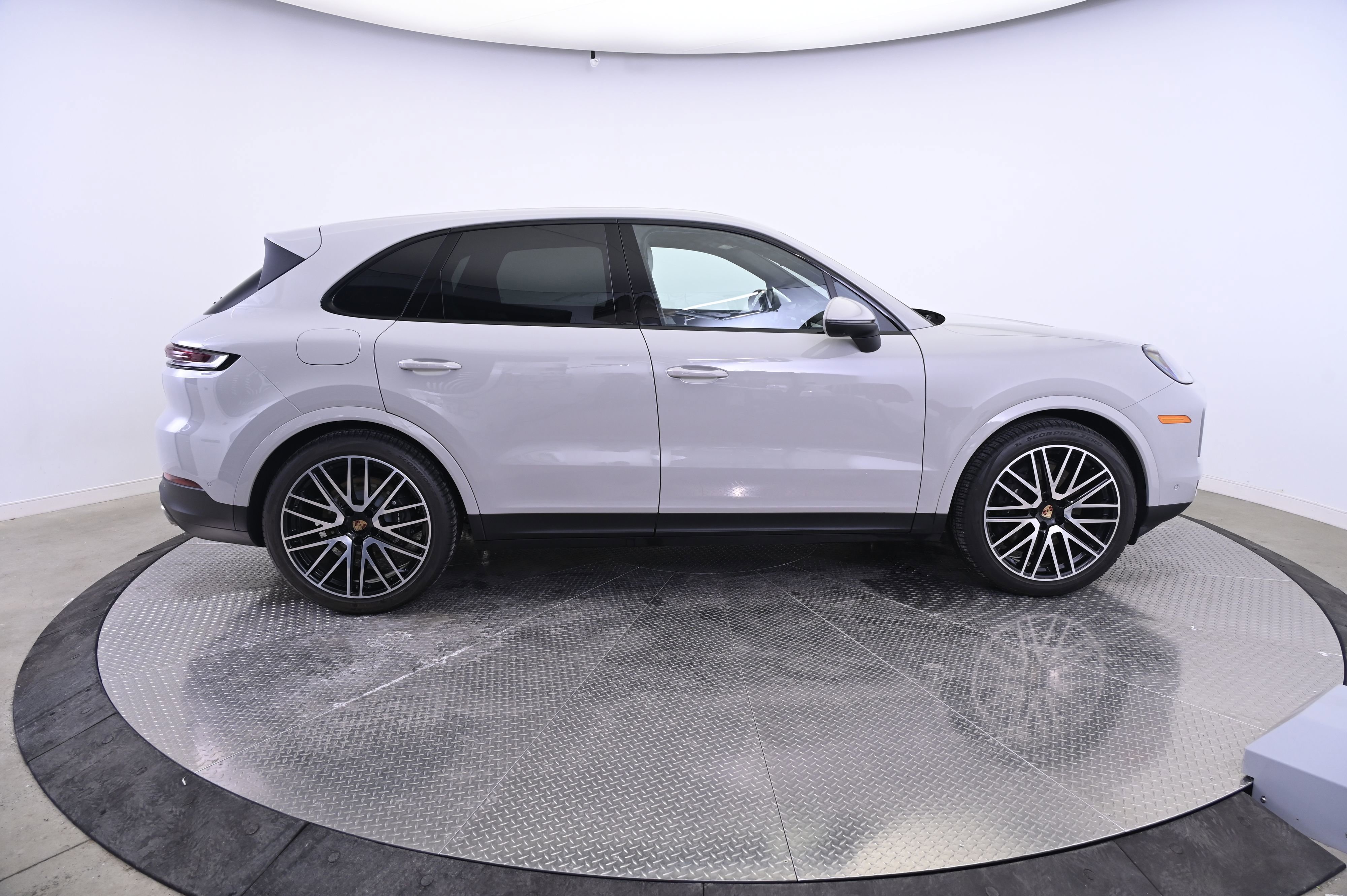 Used 2025 Porsche Cayenne image 8