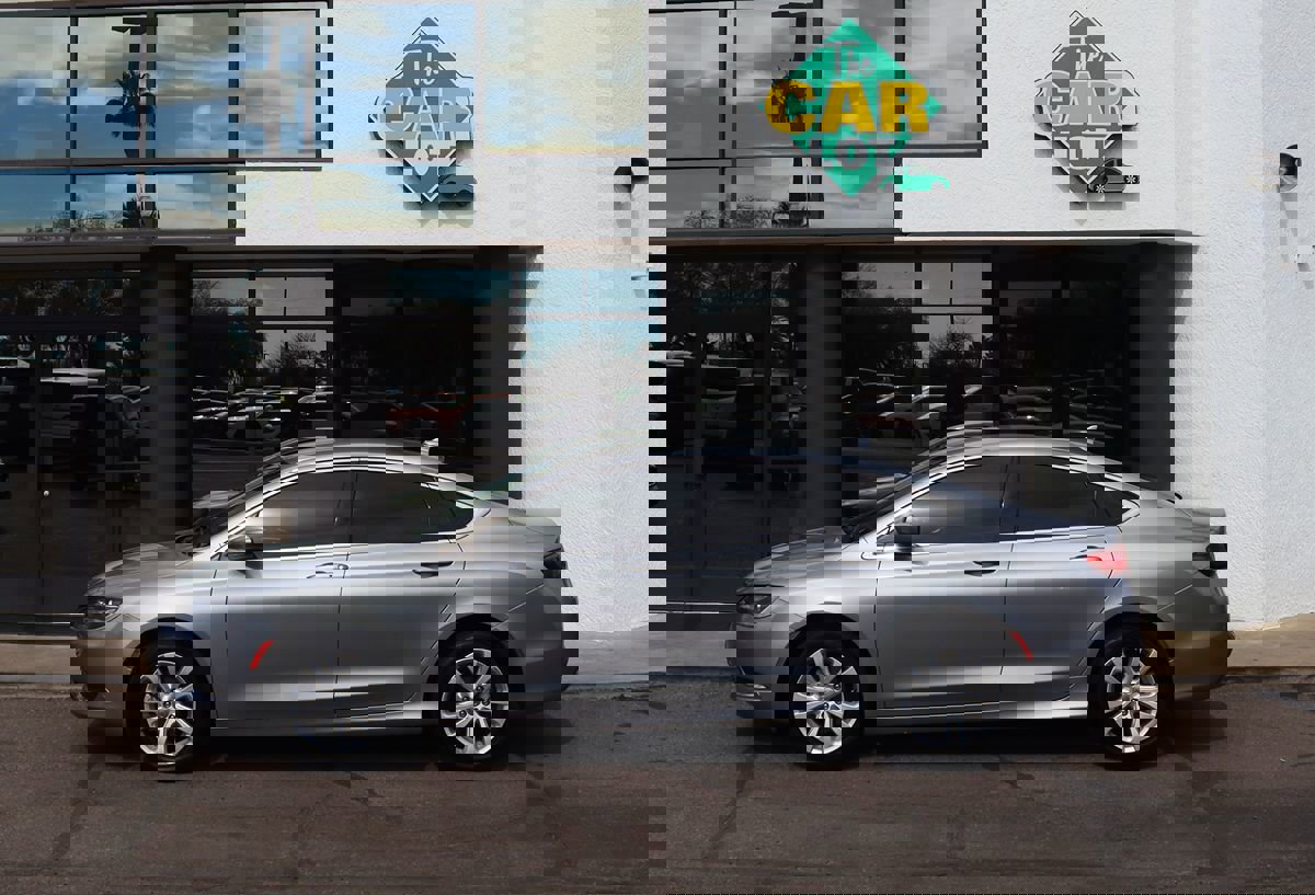 Used 2017 Chrysler 200 Limited Platinum image 8