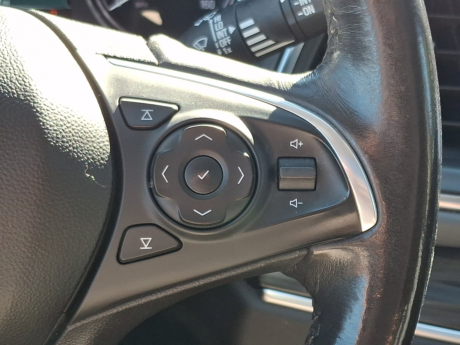 Used 2018 Buick Enclave Essence AWD/4WD image 25