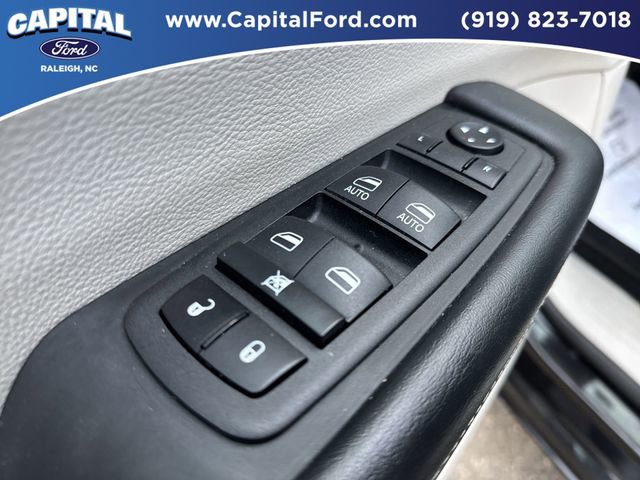 Used 2023 Chrysler Pacifica Touring-L FWD image 21