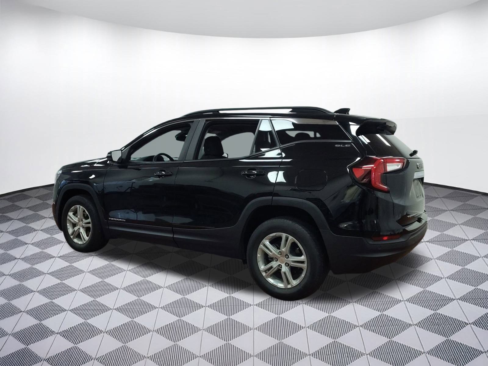 Used 2022 GMC Terrain SLE w/ Driver Convenience Package image 3