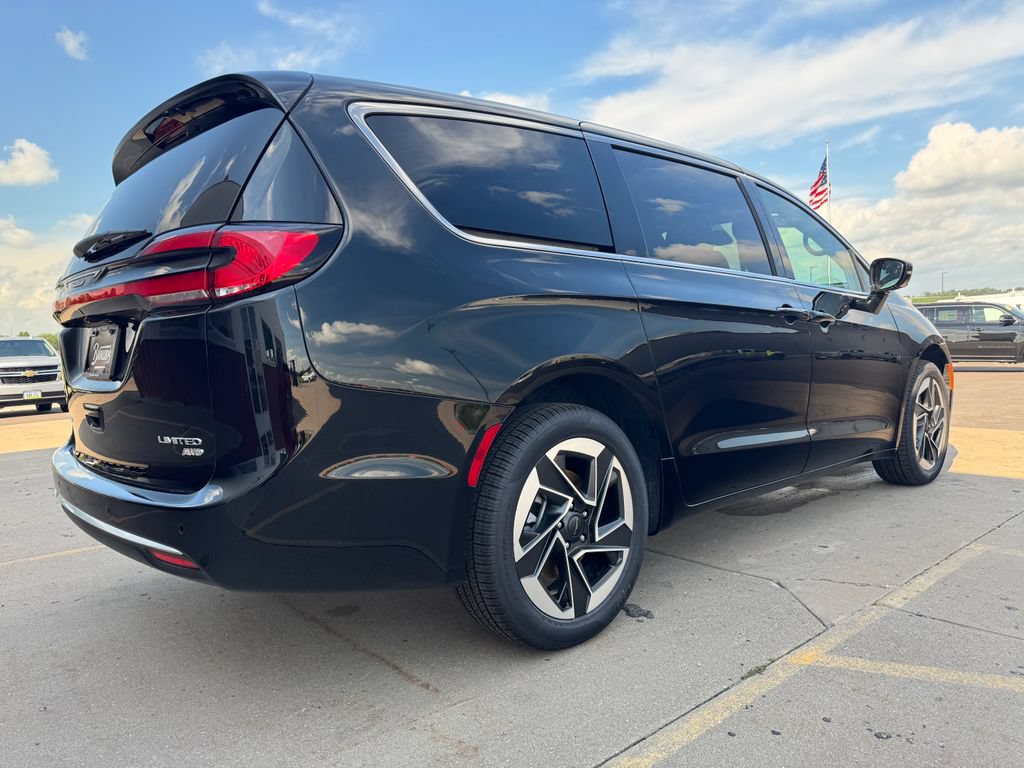 New 2027 Chrysler Pacifica Limited AWD/4WD image 5