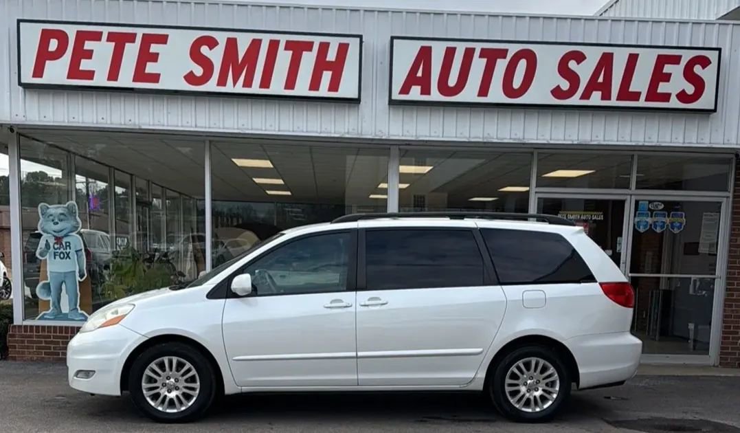 Used 2010 Toyota Sienna XLE FWD image 2