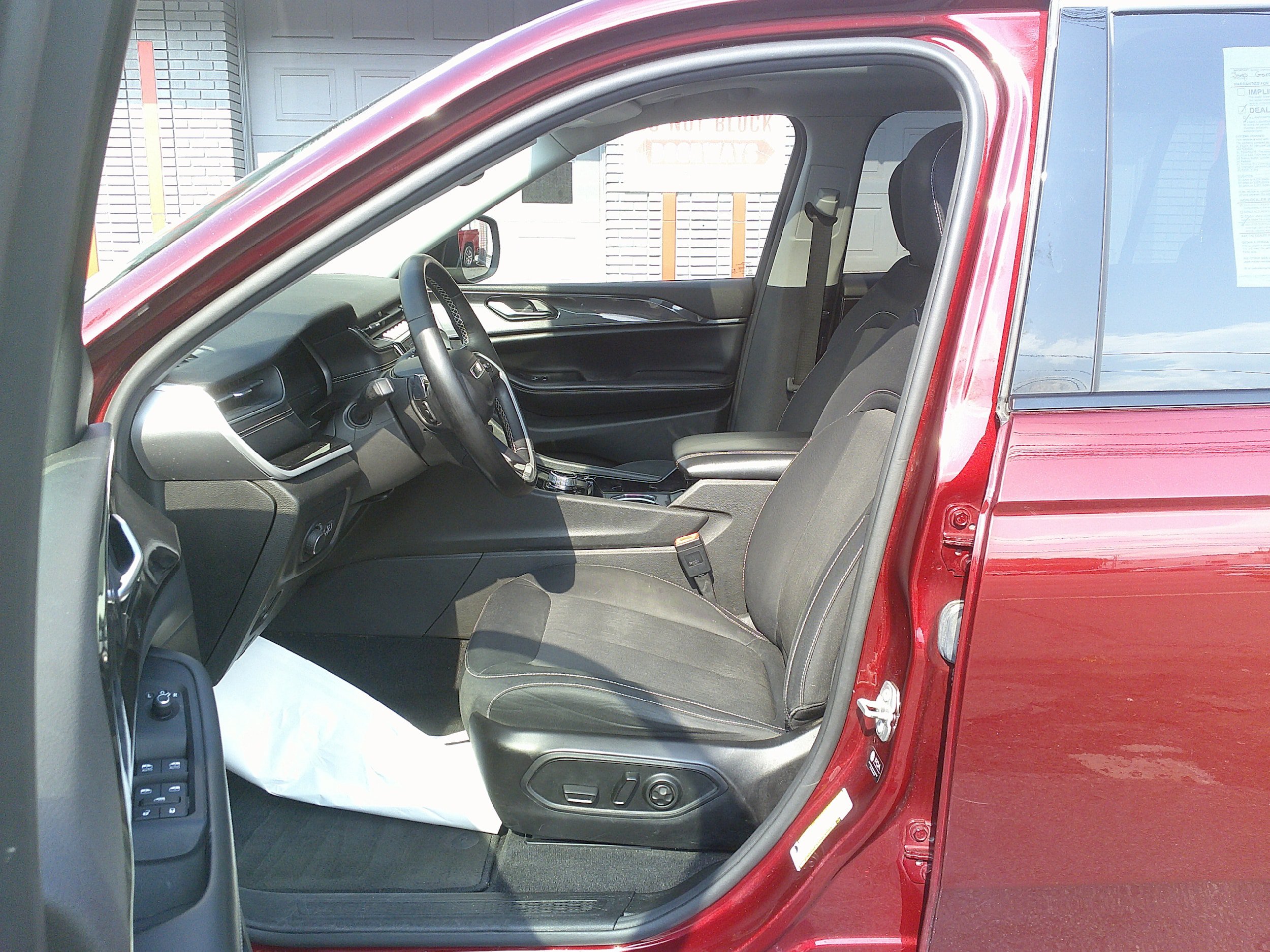Used 2022 Jeep Grand Cherokee L Laredo w/ Luxury Tech Group I AWD/4WD image 17