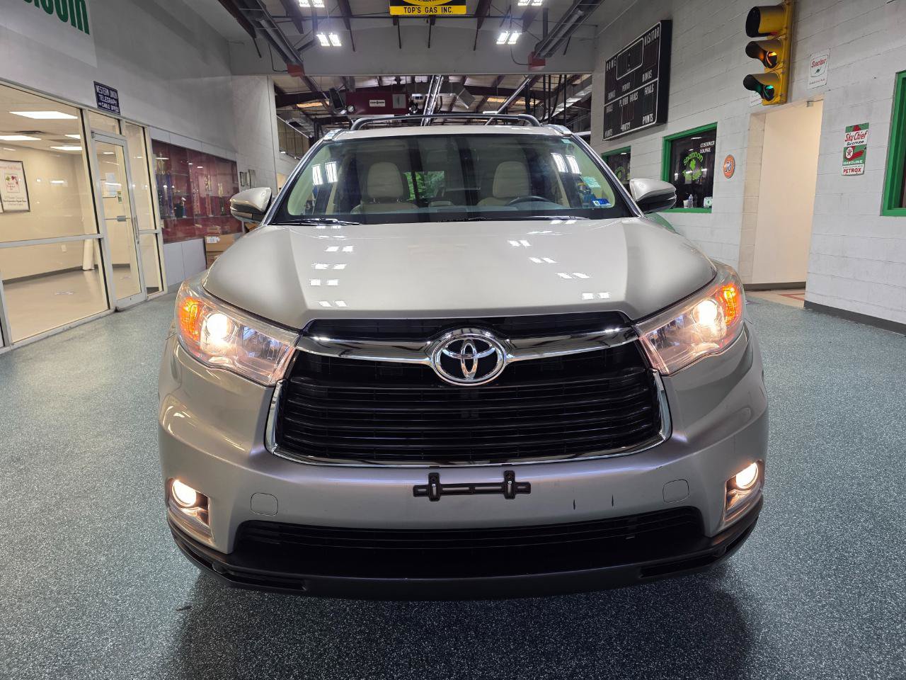 Used 2015 Toyota Highlander Limited AWD/4WD image 3