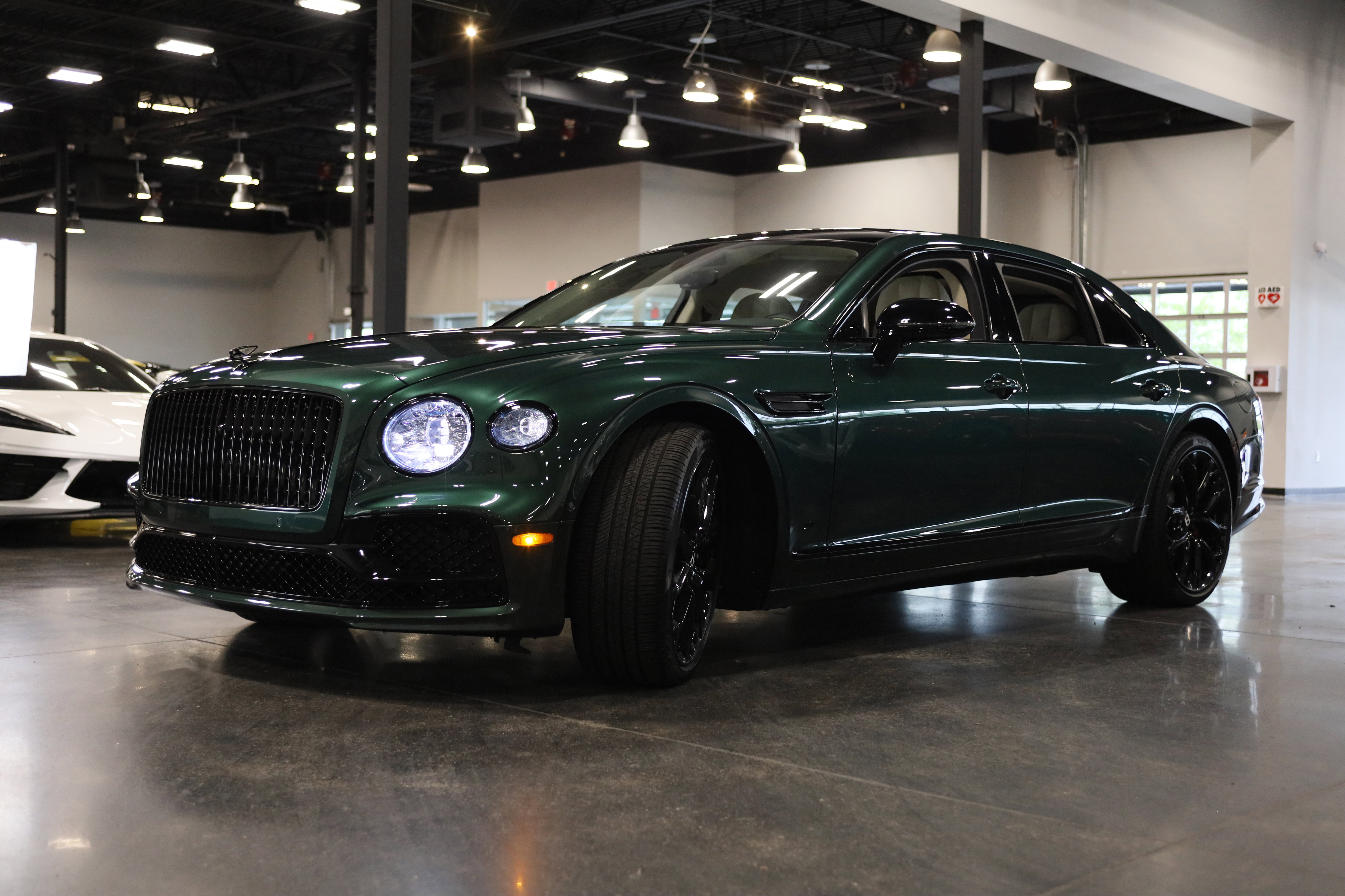 Used 2023 Bentley Flying Spur Plug-In Hybrid AWD/4WD image 3