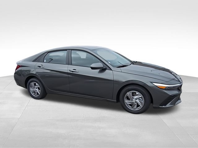 Used 2025 Hyundai Elantra SE FWD image 2