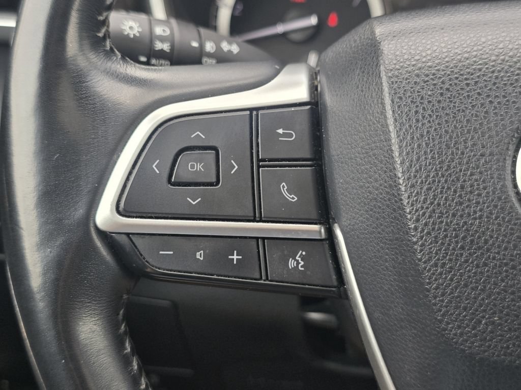 Used 2022 Toyota Highlander XLE FWD image 32