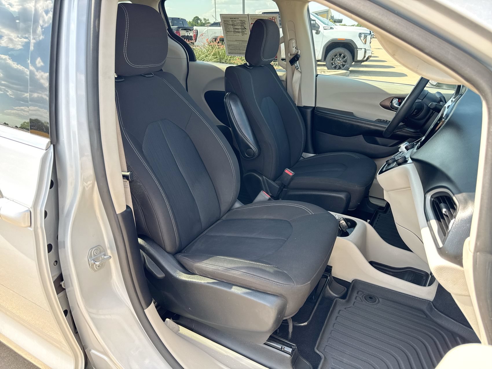 Used 2022 Chrysler Voyager LX FWD image 25