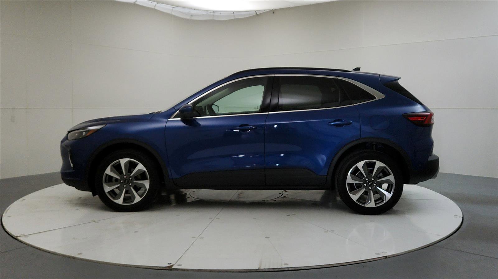 Used 2023 Ford Escape Platinum w/ Premium Technology Package image 4