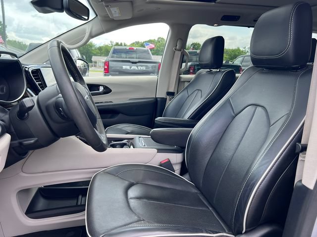 Used 2024 Chrysler Pacifica Limited w/ Trailer Tow Group FWD image 4
