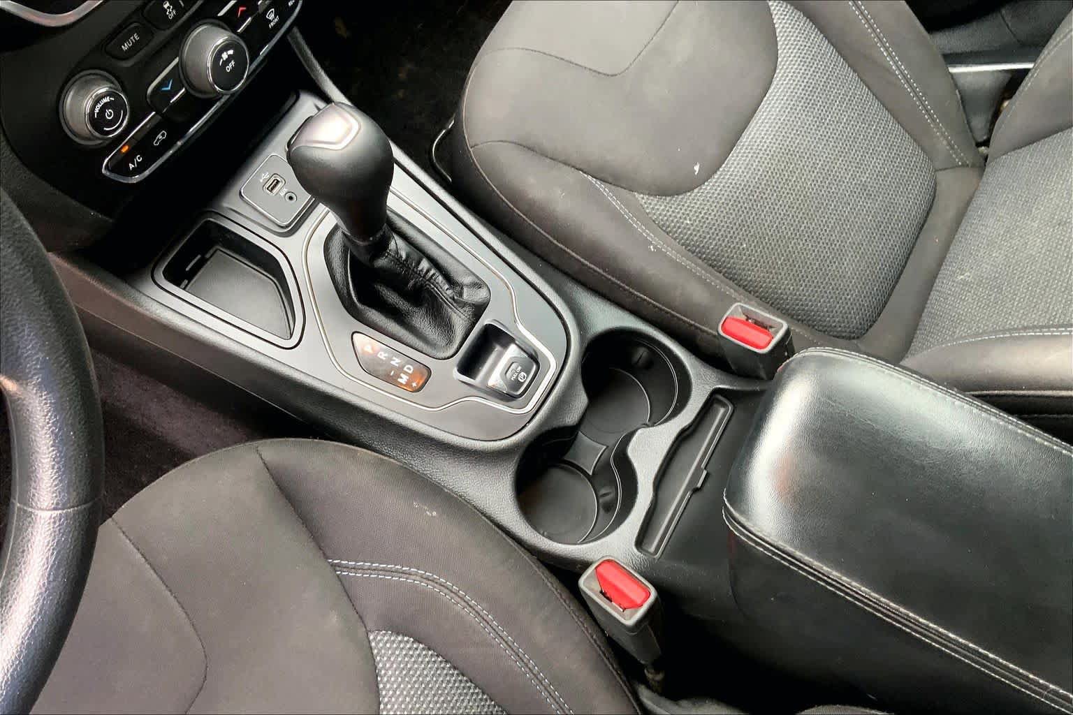 Used 2019 Jeep Cherokee Latitude w/ Popular Appearance Group FWD image 17