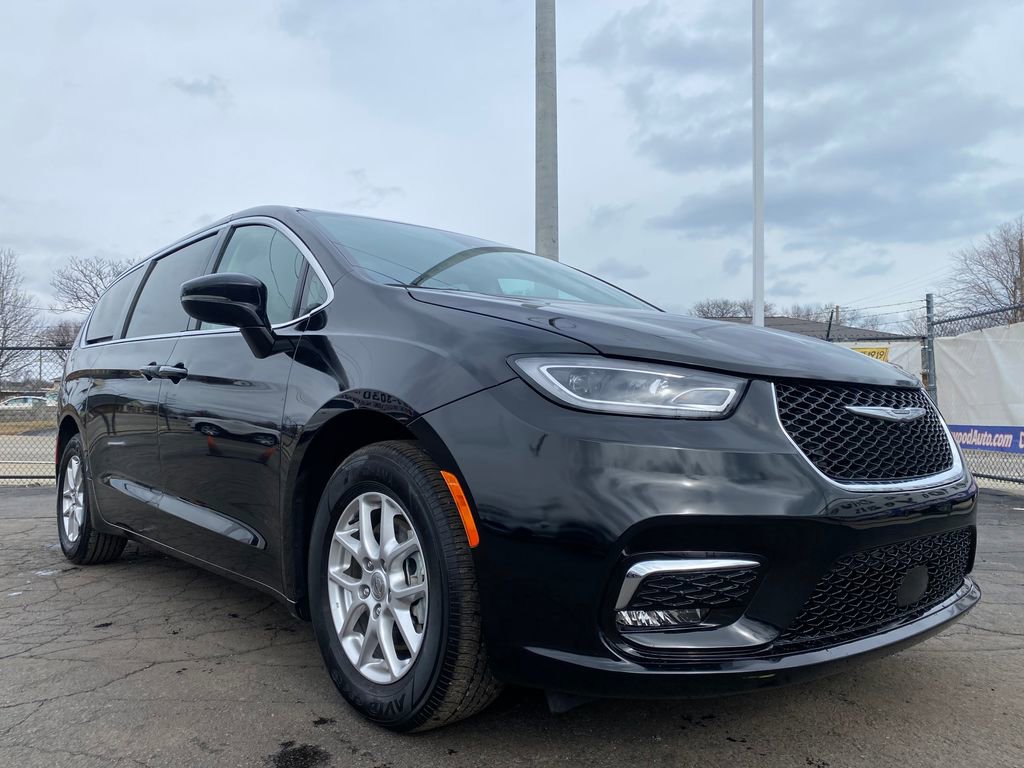 Used 2024 Chrysler Pacifica Touring-L image 29
