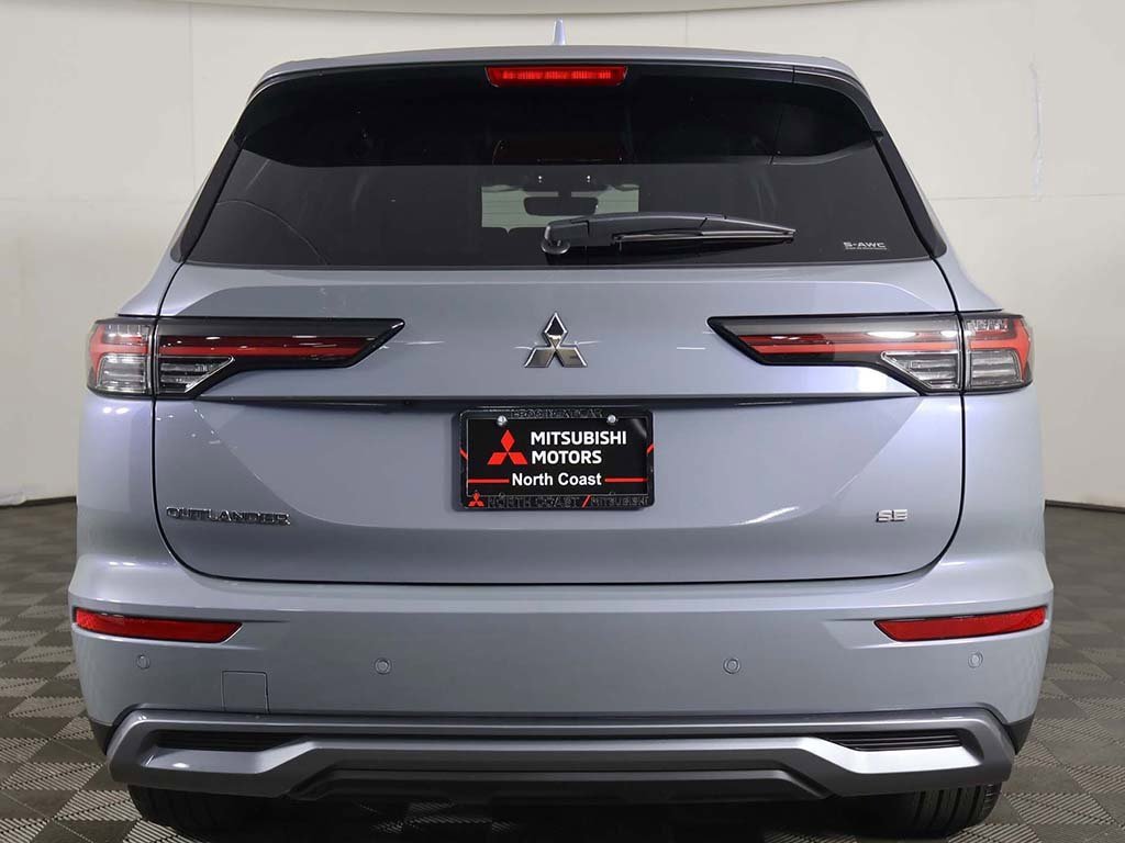 New 2025 Mitsubishi Outlander SE image 13