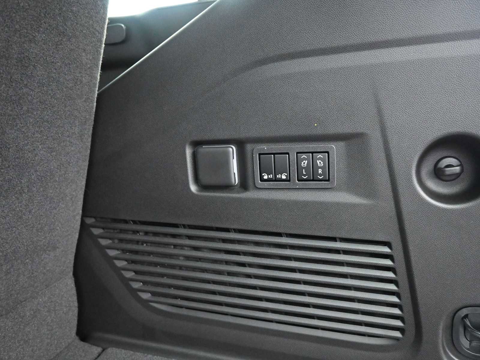 New 2026 GMC Yukon Denali w/ Sun & Power Step Package AWD/4WD image 29