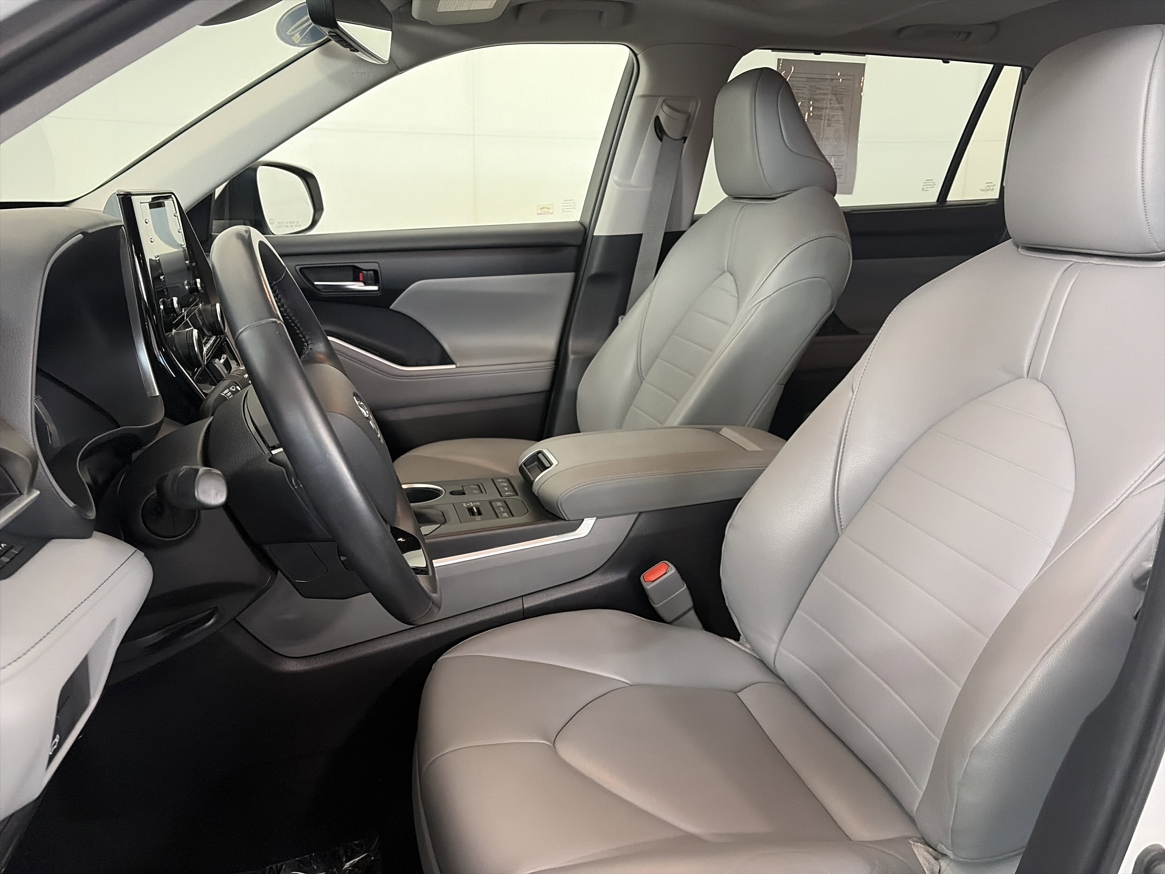 Used 2020 Toyota Highlander XLE image 14