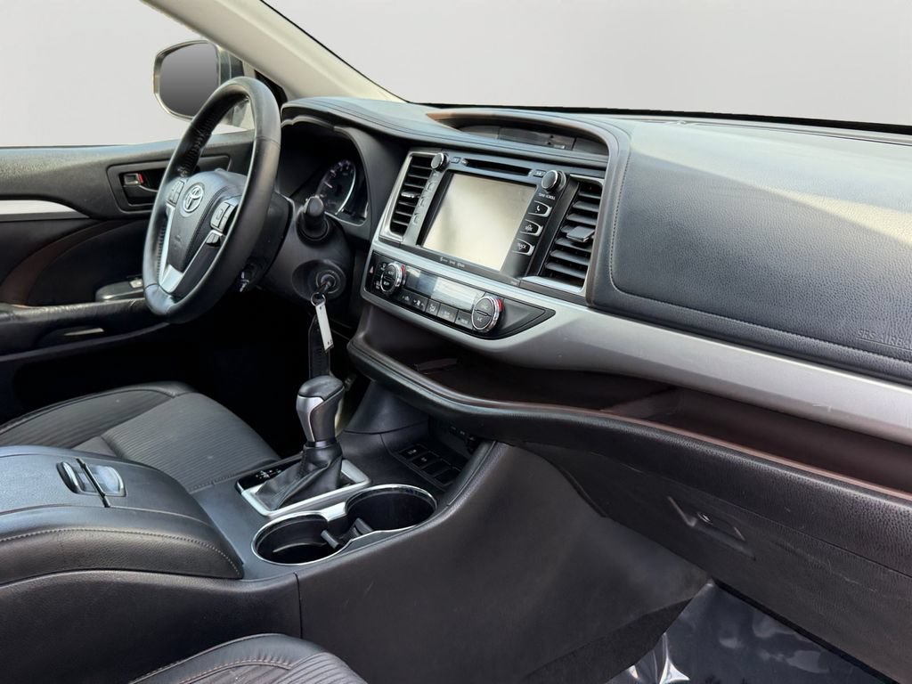 Used 2017 Toyota Highlander Plus FWD image 7