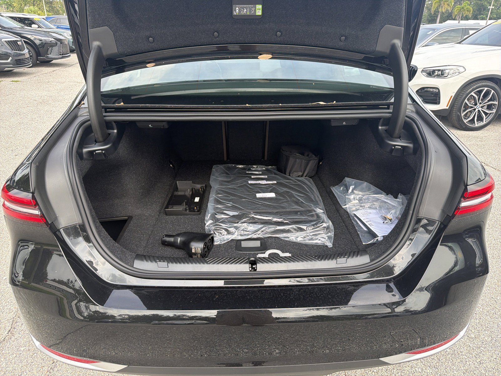 New 2027 BMW i5 eDrive40 w/ Premium Package RWD image 12
