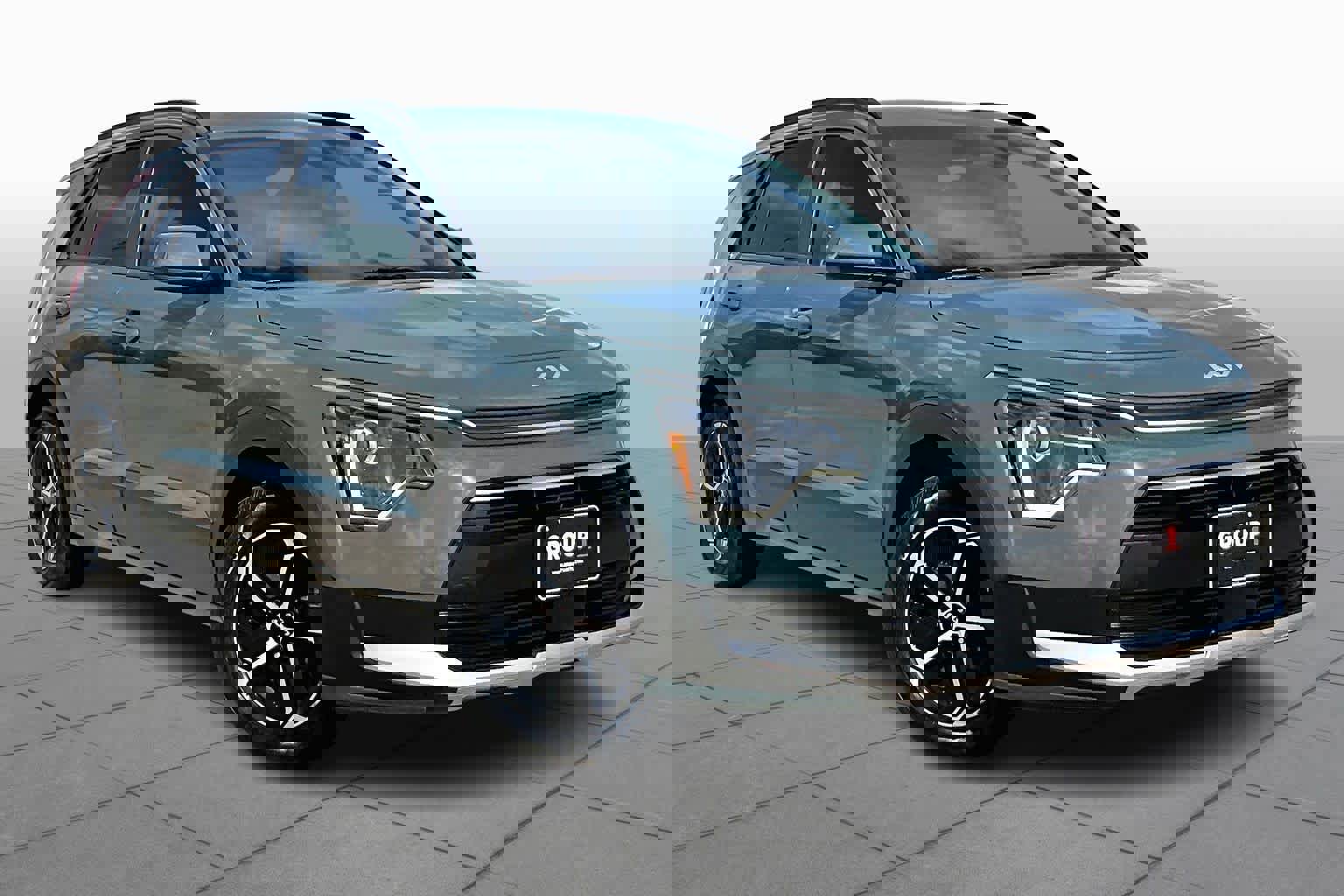 Used 2023 Kia Niro EX image 3