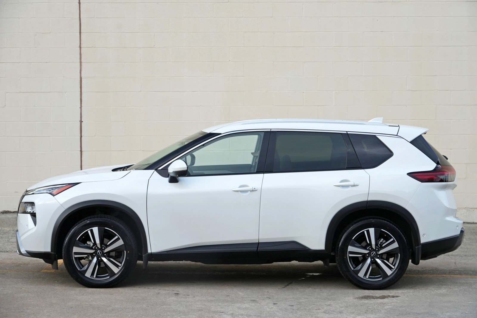 Used 2025 Nissan Rogue SL FWD image 45
