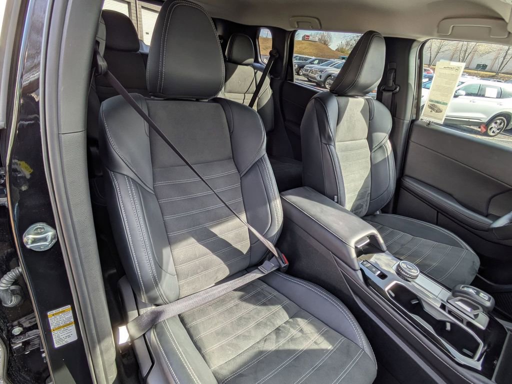 Used 2025 Mitsubishi Outlander SE image 29